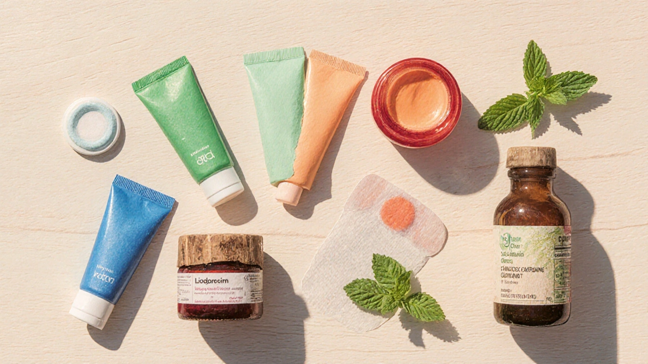 Flat‑lay pastel montrant tubes de gel ibuprofène, kétoprofène, naproxène, crème capsaïcine, patch lidocaïne, gel d&#039;arnica et feuilles de menthe.